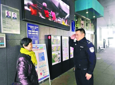 79岁母亲查岗警察儿子：好好工作，我就是来看看 