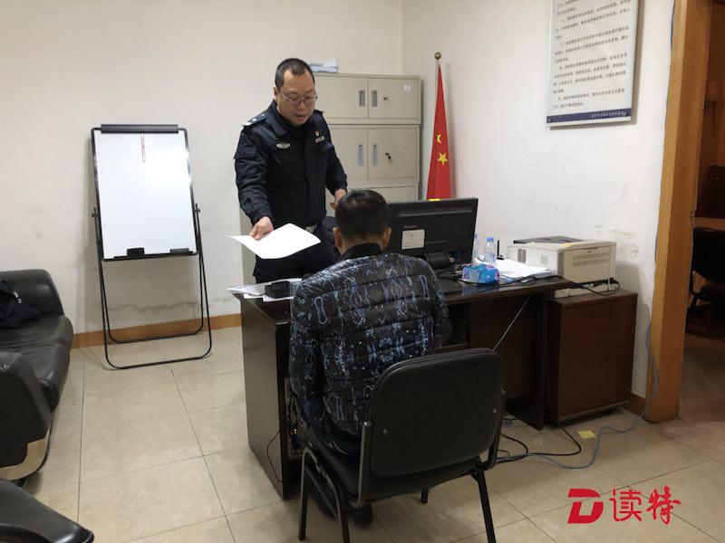 奔驰车逼停考试车堵路 车主现身将被拘留 他说……