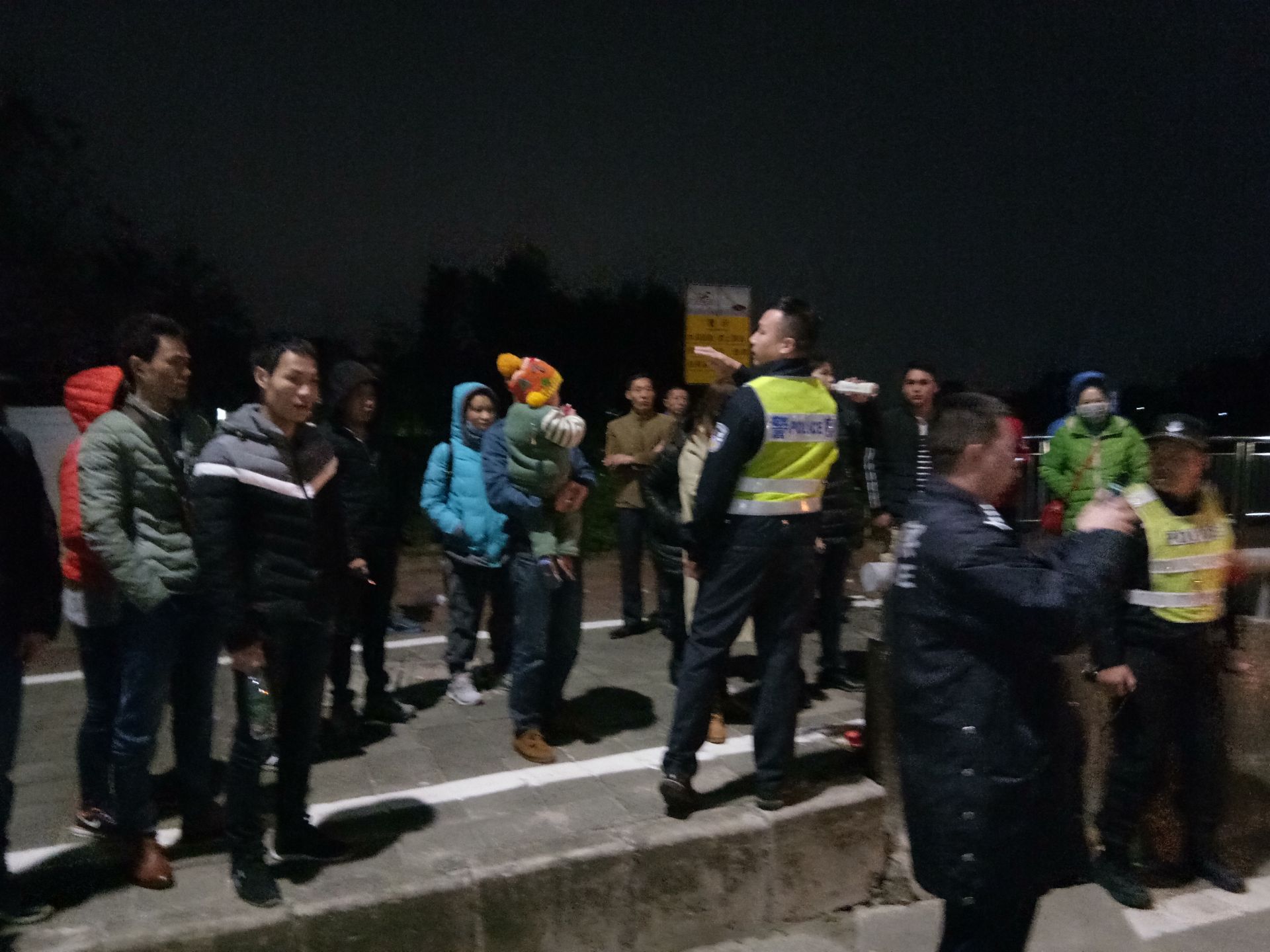 东莞首例!核载44人的客车竟塞82人,司机、乘务员全被刑拘