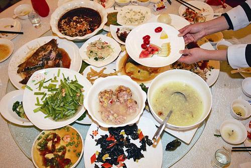 一顿年夜饭剩菜吃一周？小心肠胃“闹新春”！ 
