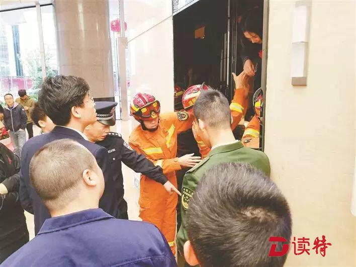 电梯超载困住19人！请不要这样用生命乘梯……