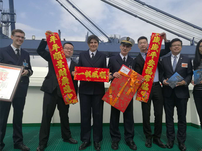 深圳盐田港迎来法国巨轮“达飞小王子”