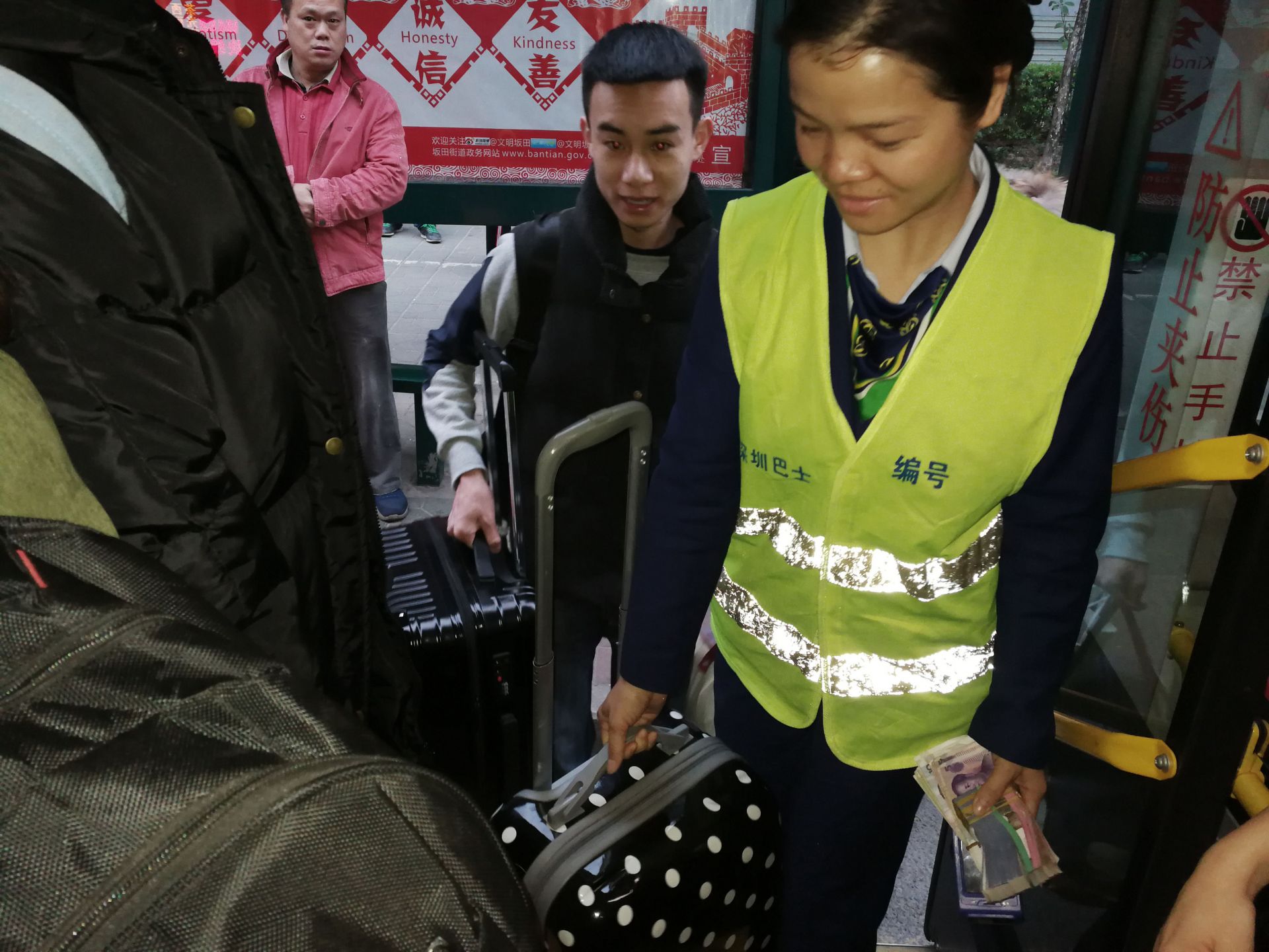 10个春节都在公交车里过，请为这对“公交搭档”点赞
