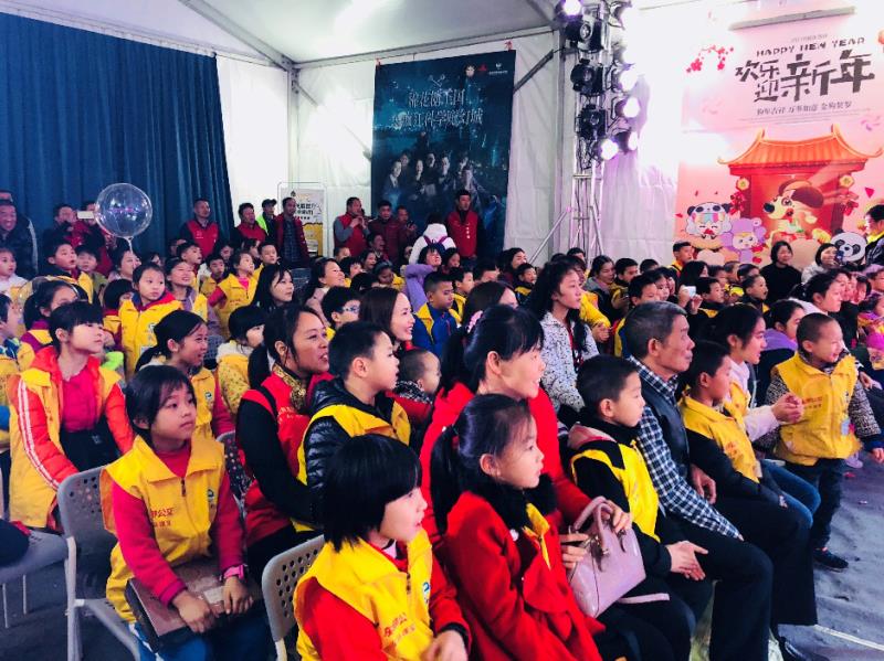 留守儿童在欢乐灯会感受节日温暖       