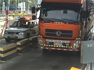 惊险：大货车高速公路逆向行驶，司机居然还没驾驶证！
