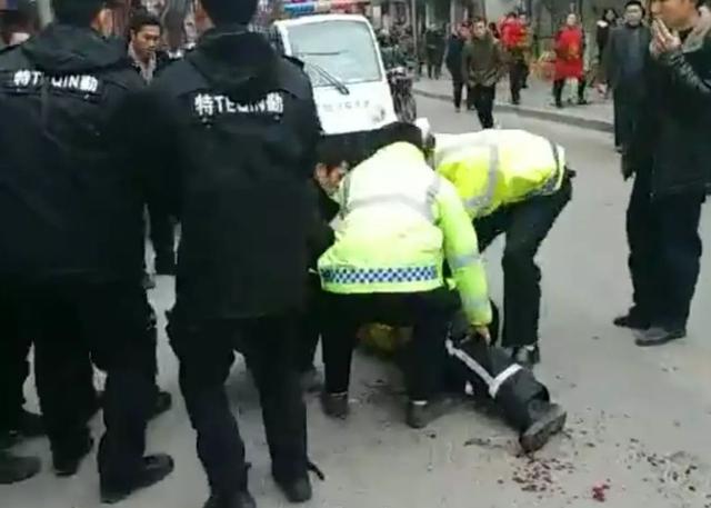 男子网上侮辱重庆牺牲警察被举报 自首后被拘五日
