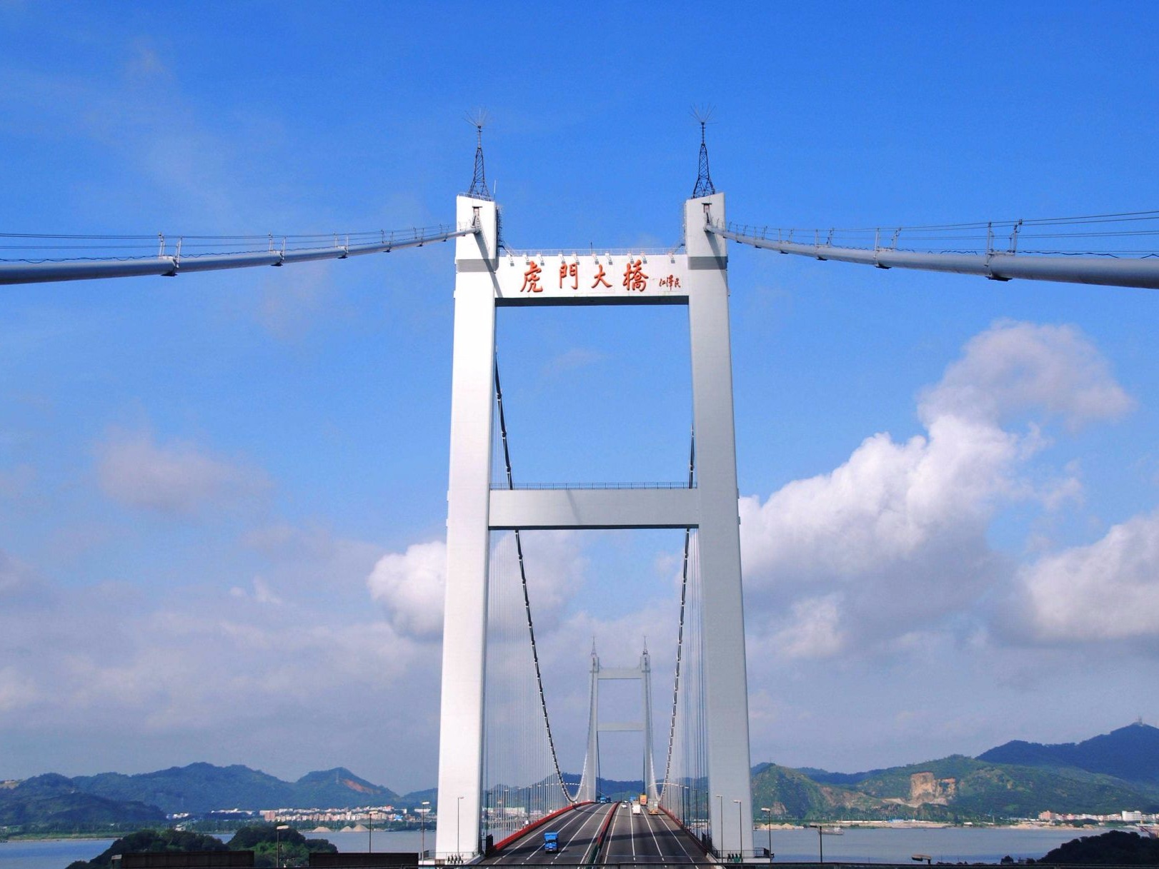 虎门大桥启用红绿灯成中国高速公路首例