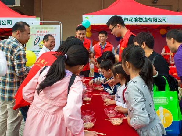 与大米加工厂“亲密接触”，深圳市民体验“粮库之旅”