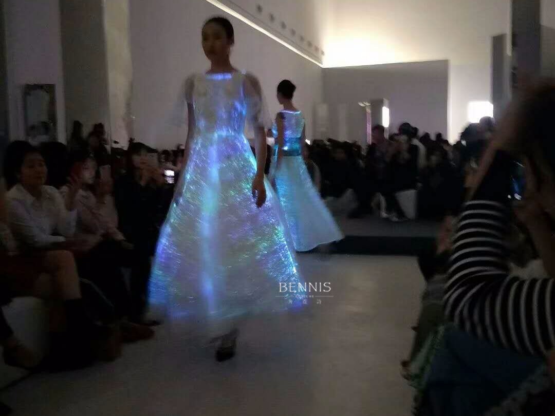 会发光的礼服！奔霓诗“夜宴魅影”发布会引时尚界关注