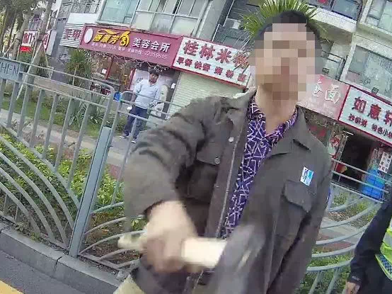 无证驾驶被查 男子向交警挥斧头说：我砍死你们！