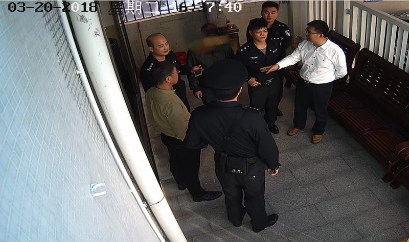 就是这么戏剧性！在逃嫌犯溜进法院旁听被逮个正着