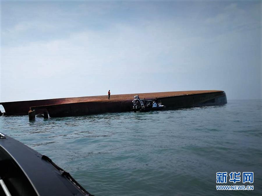 一艘载有中国船员船只在马来西亚附近海域倾覆