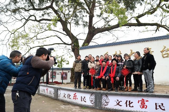 “用压岁钱换父亲陪伴”：离愁别绪何以消解？