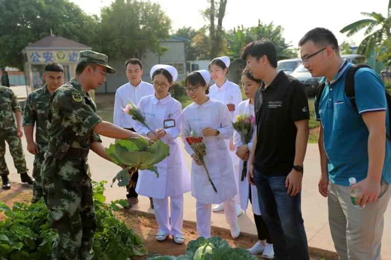 白衣天使进警营  官兵鲜花送祝福
