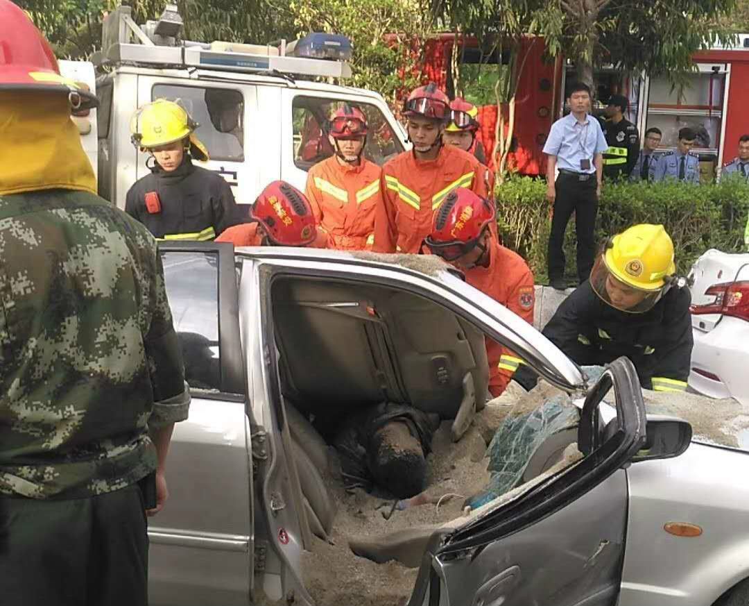 宝安发生一起泥头车侧翻事故！有人员不幸伤亡