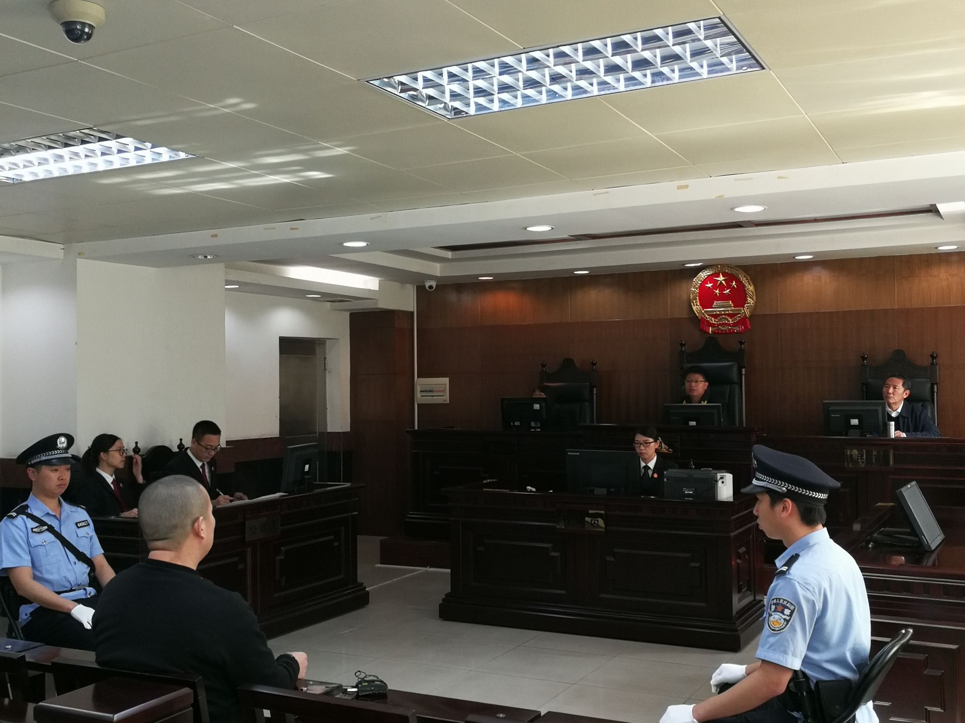 男子坐过站迁怒司机致急刹车，结果被请到了法庭