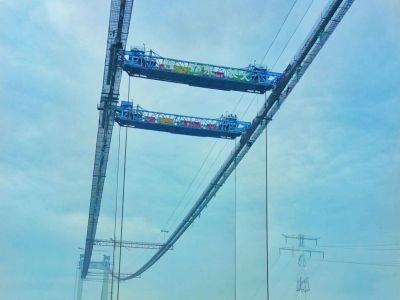 大湾区世界最大跨径钢箱梁悬索桥首节钢箱梁成功吊装