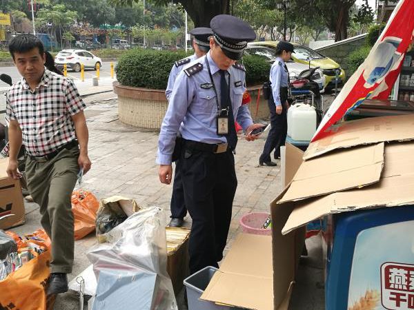 百日攻坚网格巡查行动 燕罗净化校园周边环境