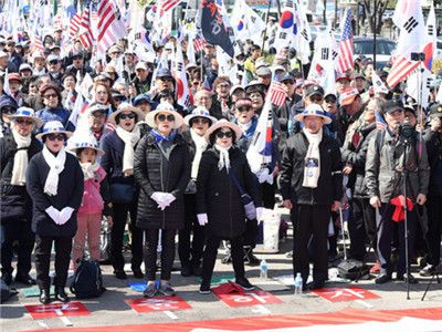 韩国万人高喊“放了朴槿惠！” 星条旗铺一地