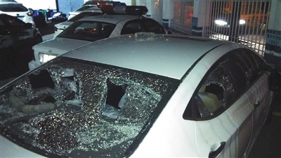 11辆汽车停路边被砸车窗财物被盗 警方两天擒贼