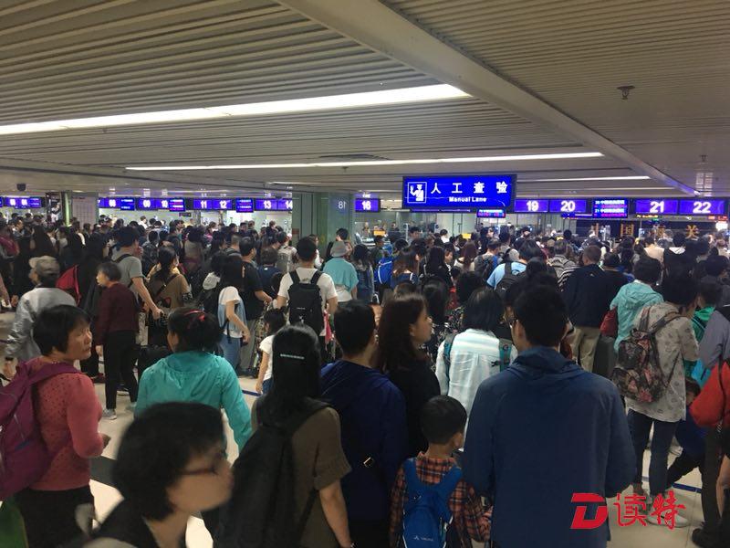 罗湖口岸复活节首日入境客流 “爆棚”