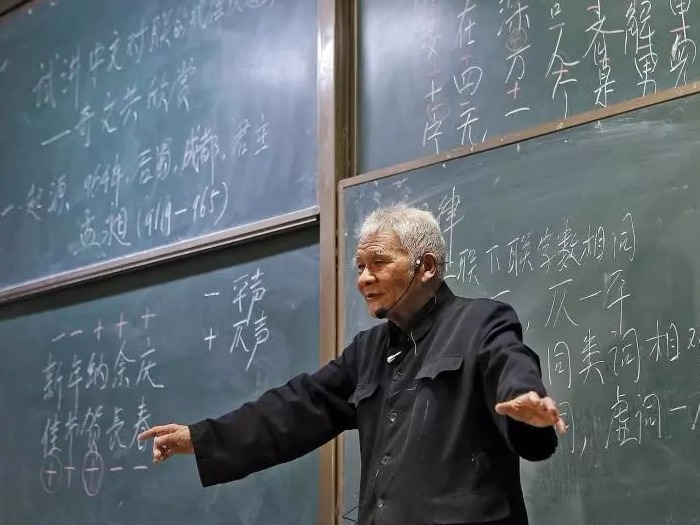 94岁老教授站三小时讲课！他一开口震撼了在场所有人