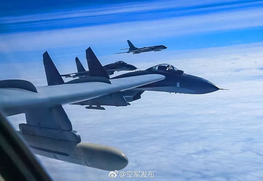 人民空军多型多架战机从多个机场起飞，绕飞祖国宝岛