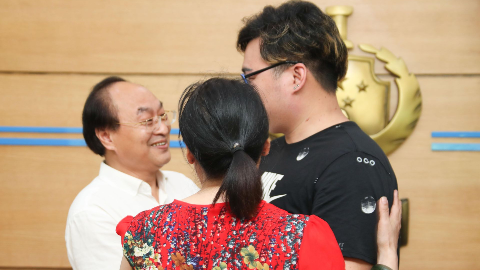 温馨！被拐23年，男子在深终与家人相拥