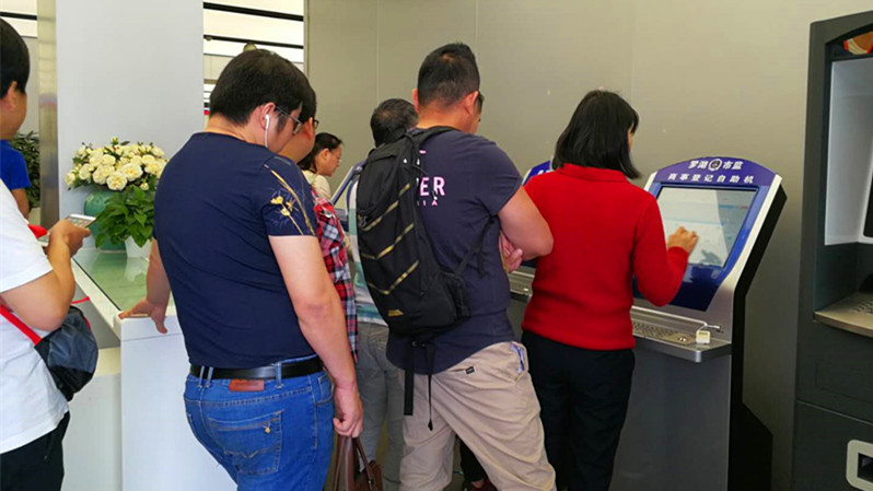 到行政服务大厅办事要看保安脸色？这名保安不但被批评，还得当面道歉