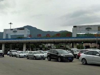 清明小长假第二日 东部交通道路出现拥堵缓行