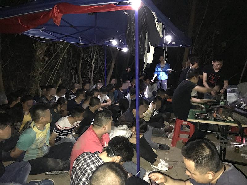 半山腰上用帐篷搭赌场，龙岗警方一下子拘捕了58人