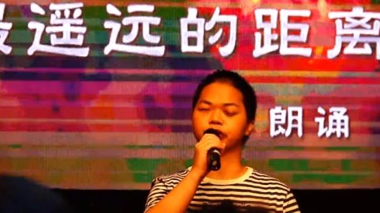 视频｜他们在黑暗中阅读，在聚光灯下朗诵