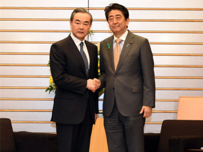 日本首相安倍晋三会见王毅,就朝鲜半岛形势等问题交换看法