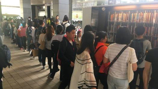 不是放假了吗？深圳书城里，竟难觅一个空位？！