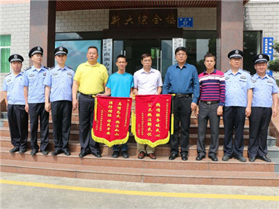 这样整改后木屋就安全了！西涌民宿业主给消防大队送锦旗