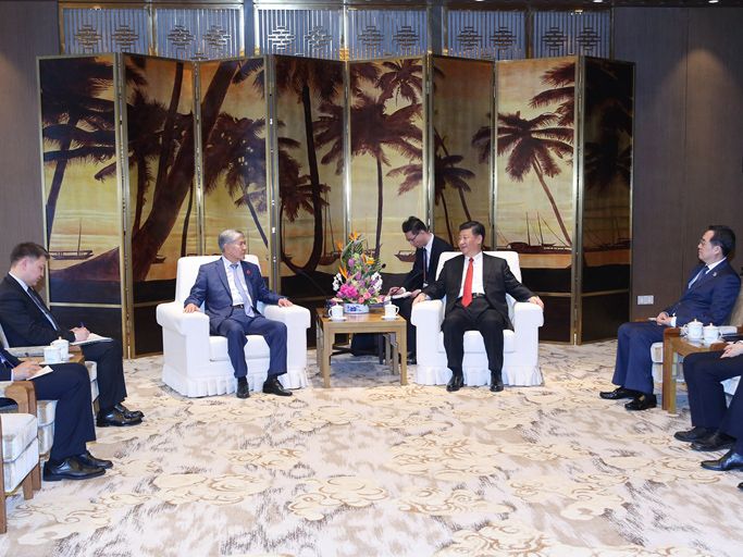 习近平会见吉尔吉斯斯坦前总统阿坦巴耶夫