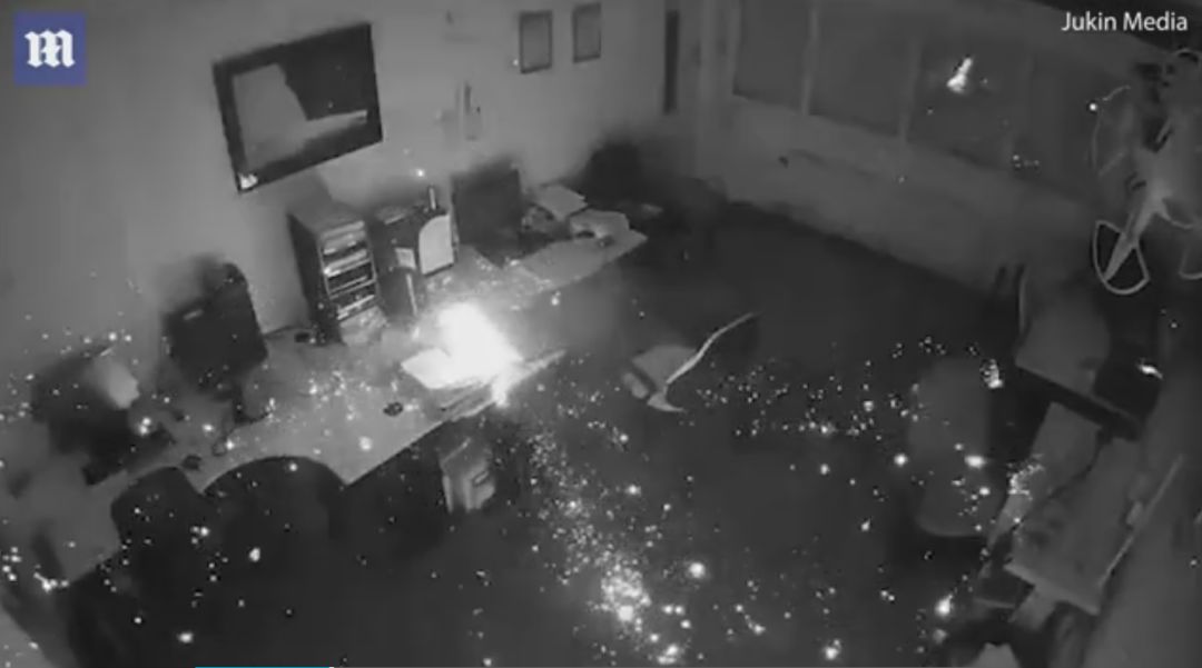 安全科普| 笔记本别再充电一整夜了！爆炸烧了整间办公室