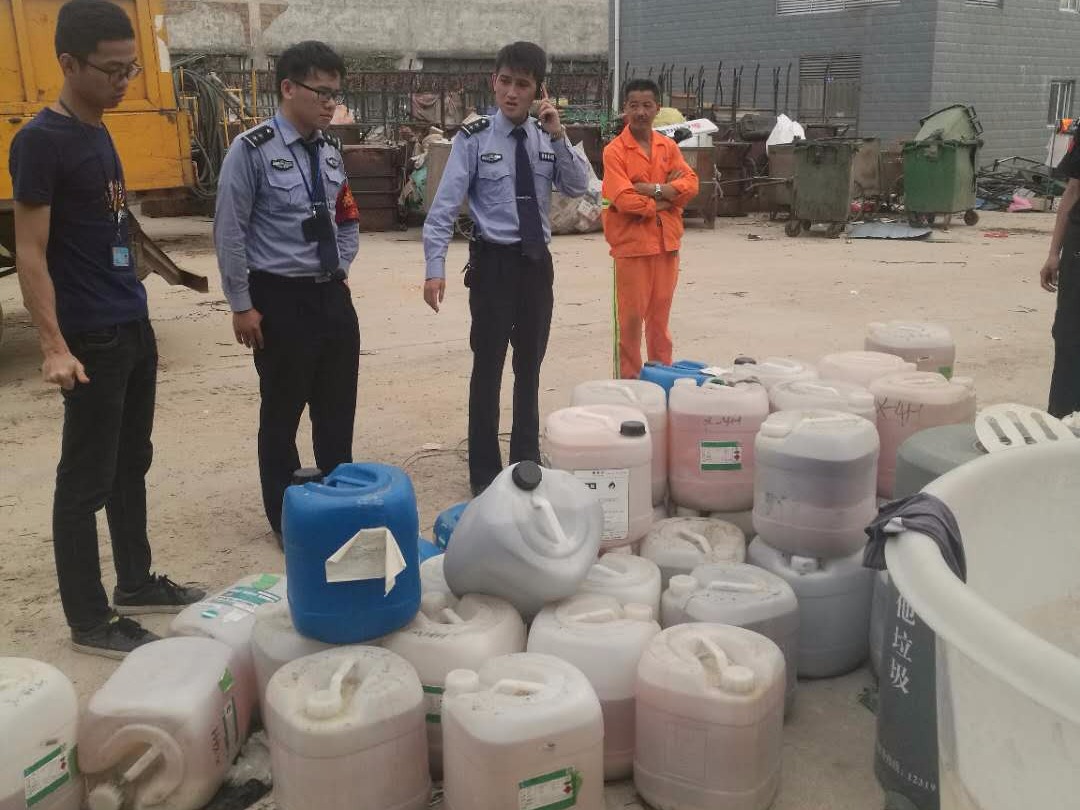 2吨危化品藏身垃圾中转站！幸好被松岗网格员揪出了