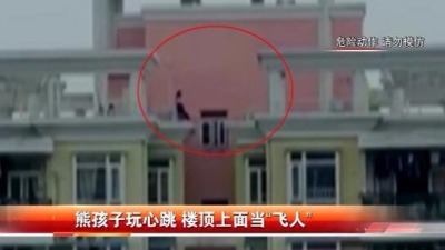 惊！深圳两学生在17楼天台当“飞人” 两栋楼间来回跳跃