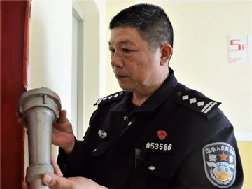 张德松：兢兢业业的消防卫士