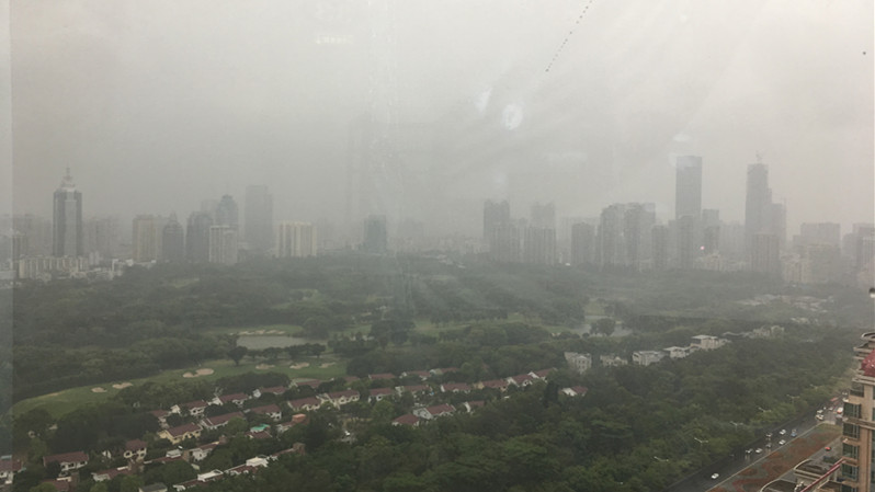 冷空气挟风带雨来了！你的窗外是不是也是这样的景象？