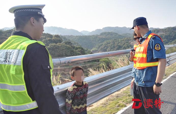 8岁男孩高速公路赤脚逆行被车流吓懵 还好交警及时来了