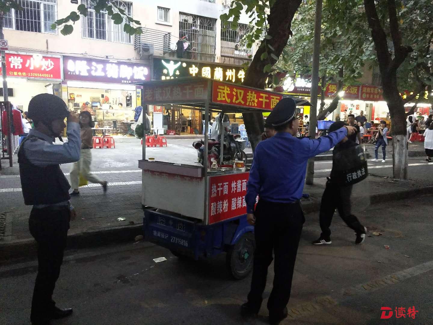 新安执法队加大夜间乱摆卖整治力度