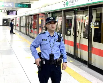 黄华保：为人民群众排忧解难