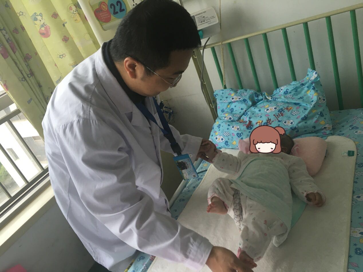 天降横祸！高空扔下一只苹果，砸中3个月女婴头顶