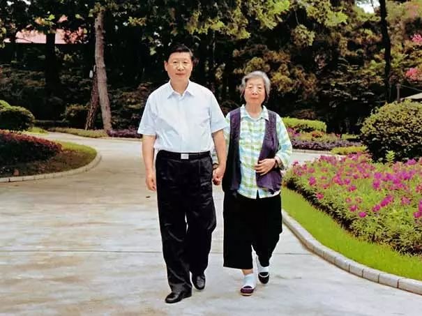 习近平和母亲  