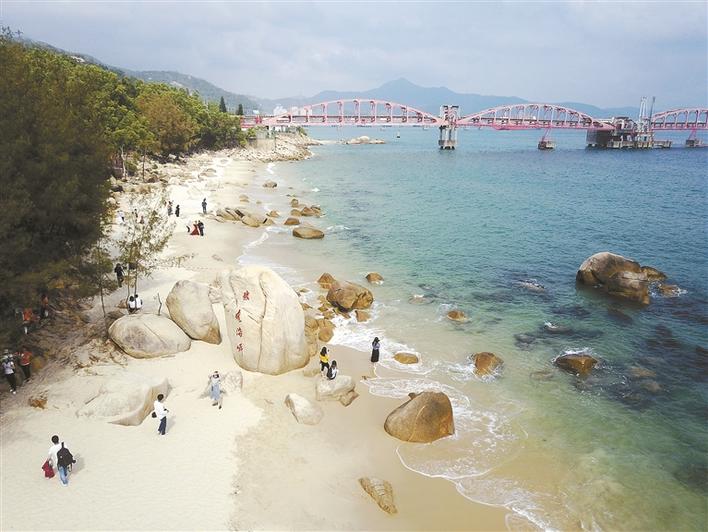 难怪那么堵！上周末7.7万辆车涌入大鹏景区  