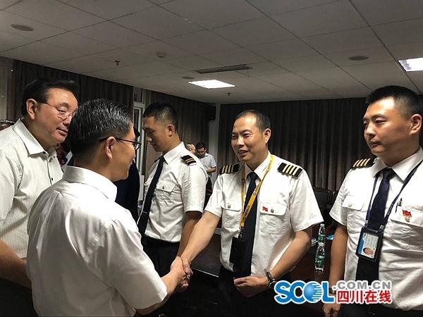 川航超级备降机组被授予“四川青年五四奖章集体”