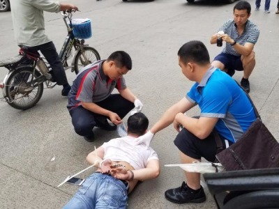 宝安“上演”警匪“大片”:毒贩驾车撞警车 民警负伤抓捕