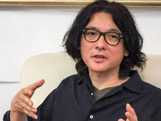会写《情书》还会弹吉他的岩井俊二，这次要拍华语电影了